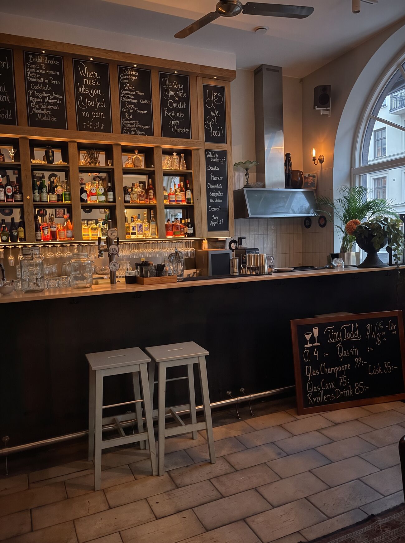 Tiny Todds bar med flaskhyllor och kritmenyer