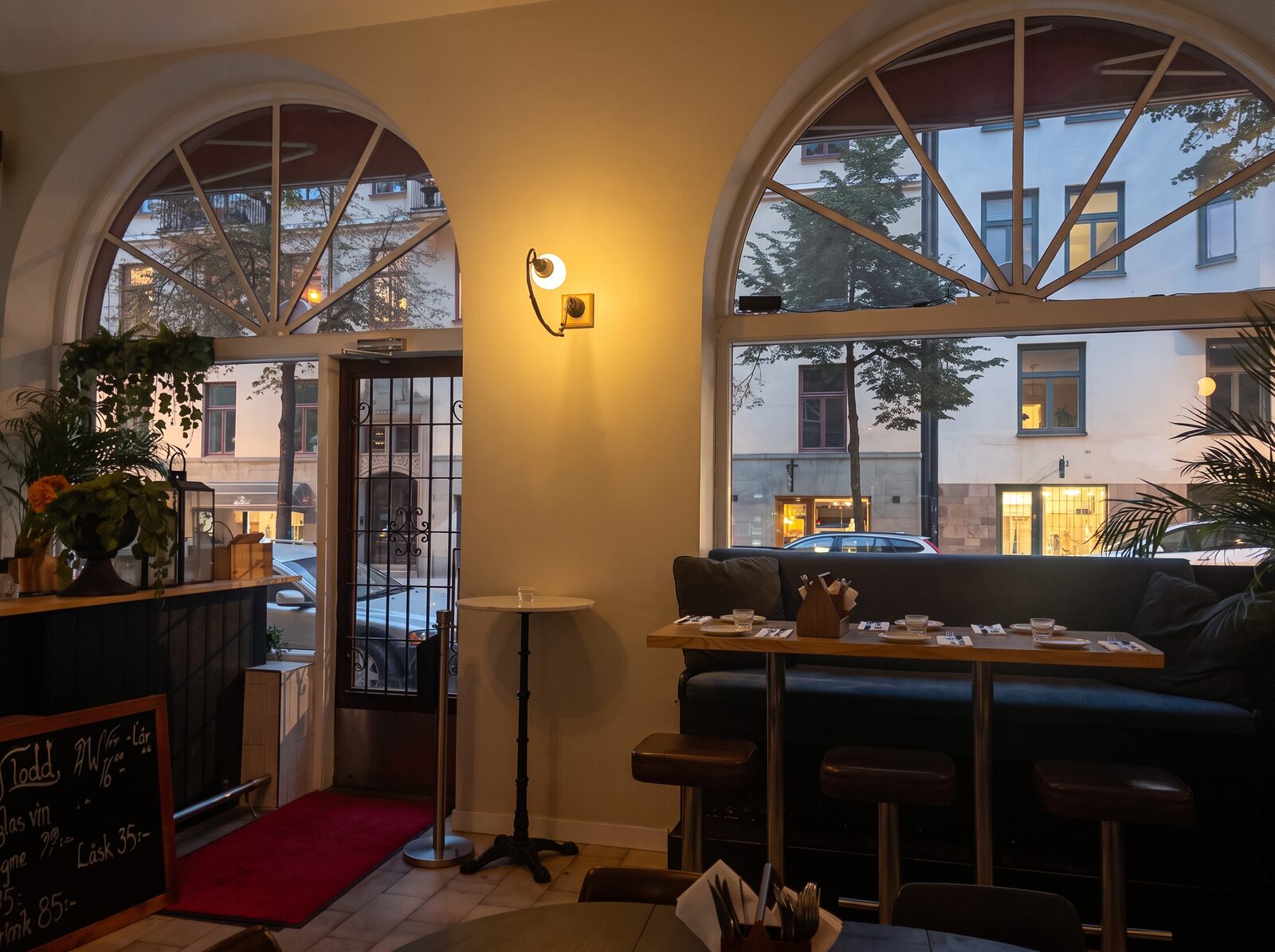 Tiny Todds välvda fönster och sittplatser mot gatan